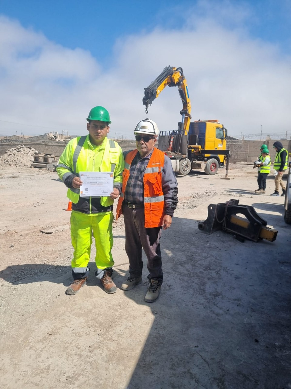 Bombero beneficiado recibiendo su diploma